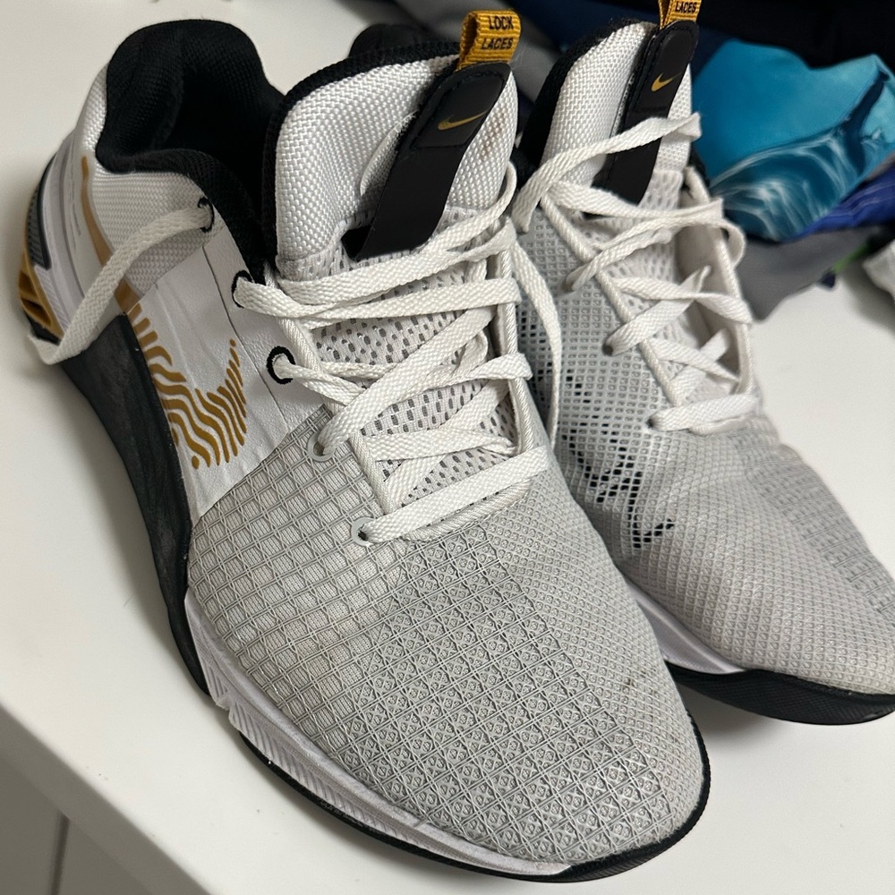 Size 9 Nike Metcon. Decent condition. Plenty of life left in them.